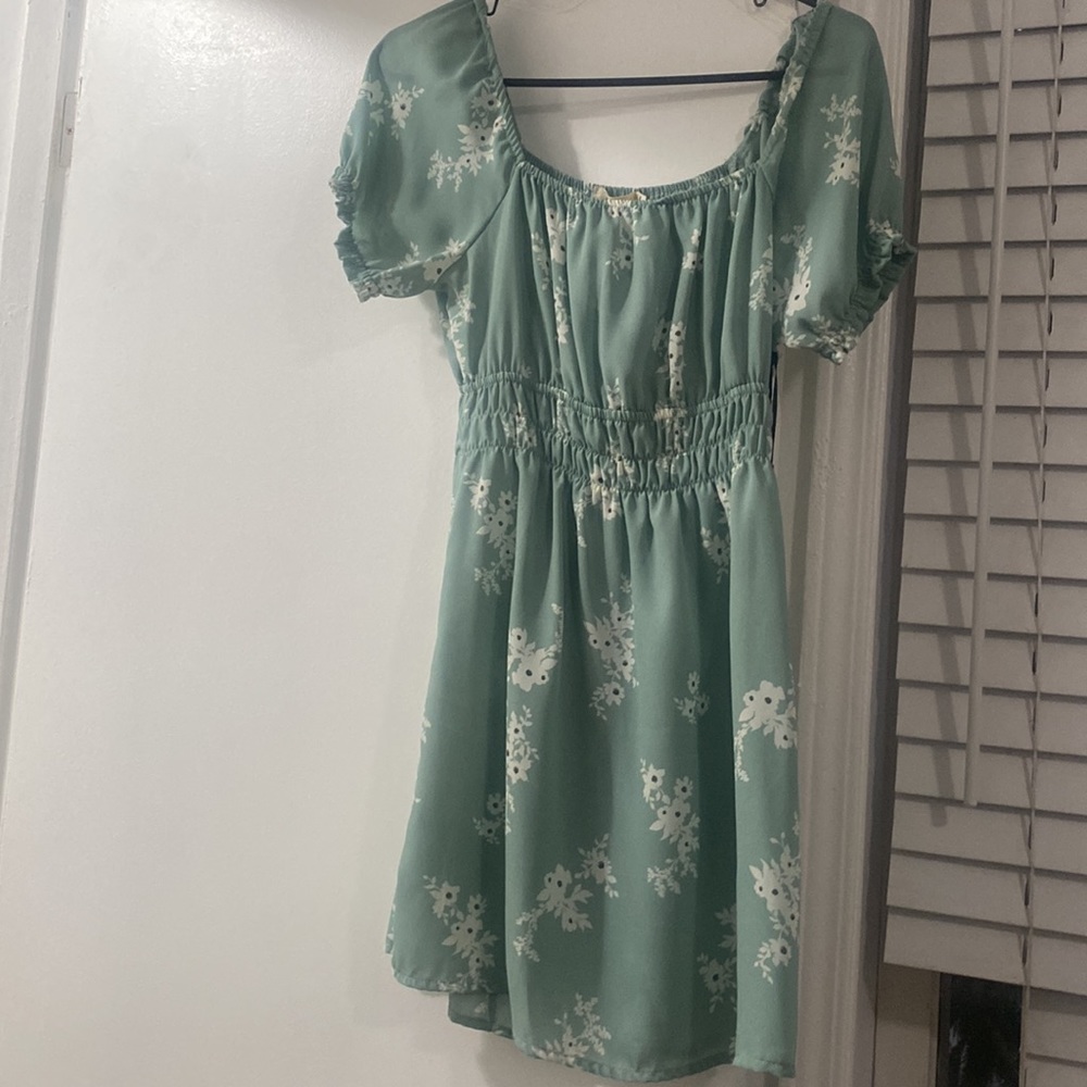 Never Worn Medium Sized - image 2